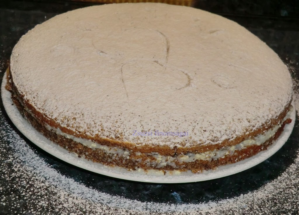Máktorta grízes krémmel
