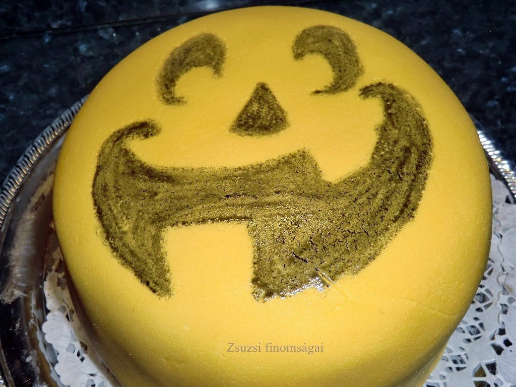 Halloween emeletes torta