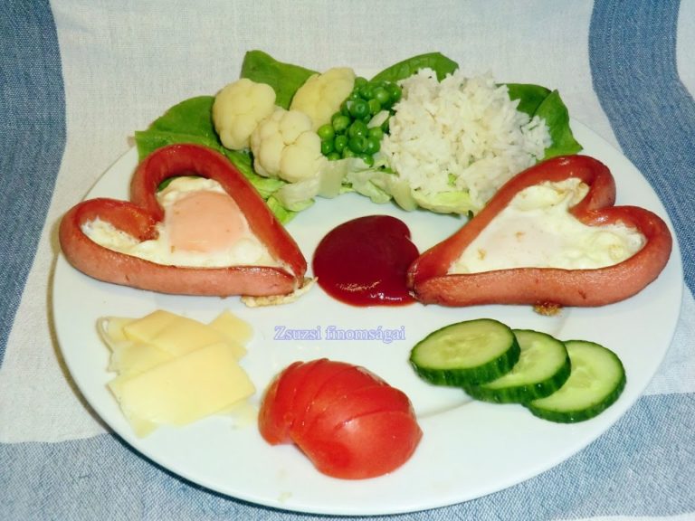 Tükörtojás virsliben, vegyes körettel