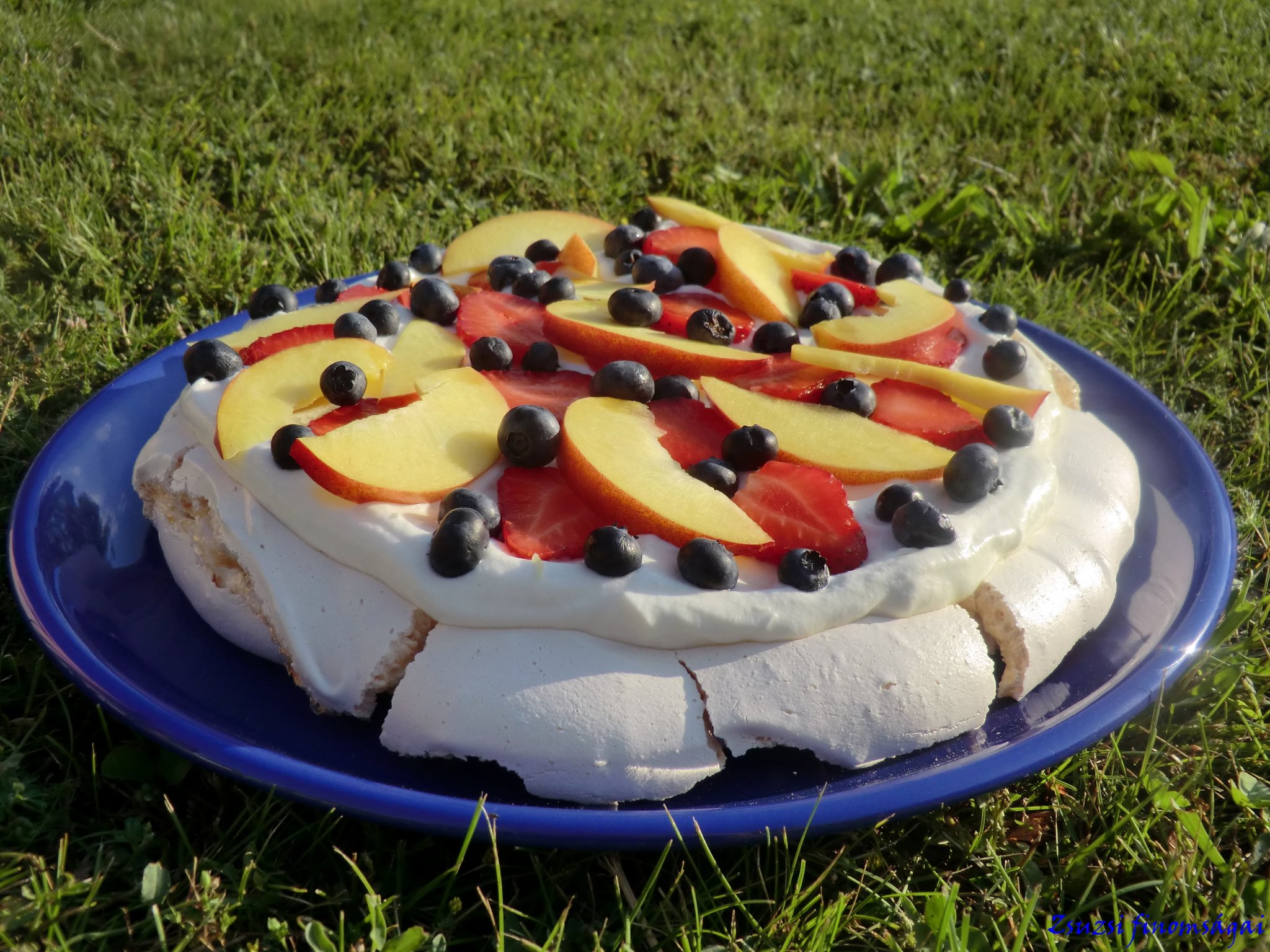 Klasszikus Pavlova torta friss gyümölcsökkel