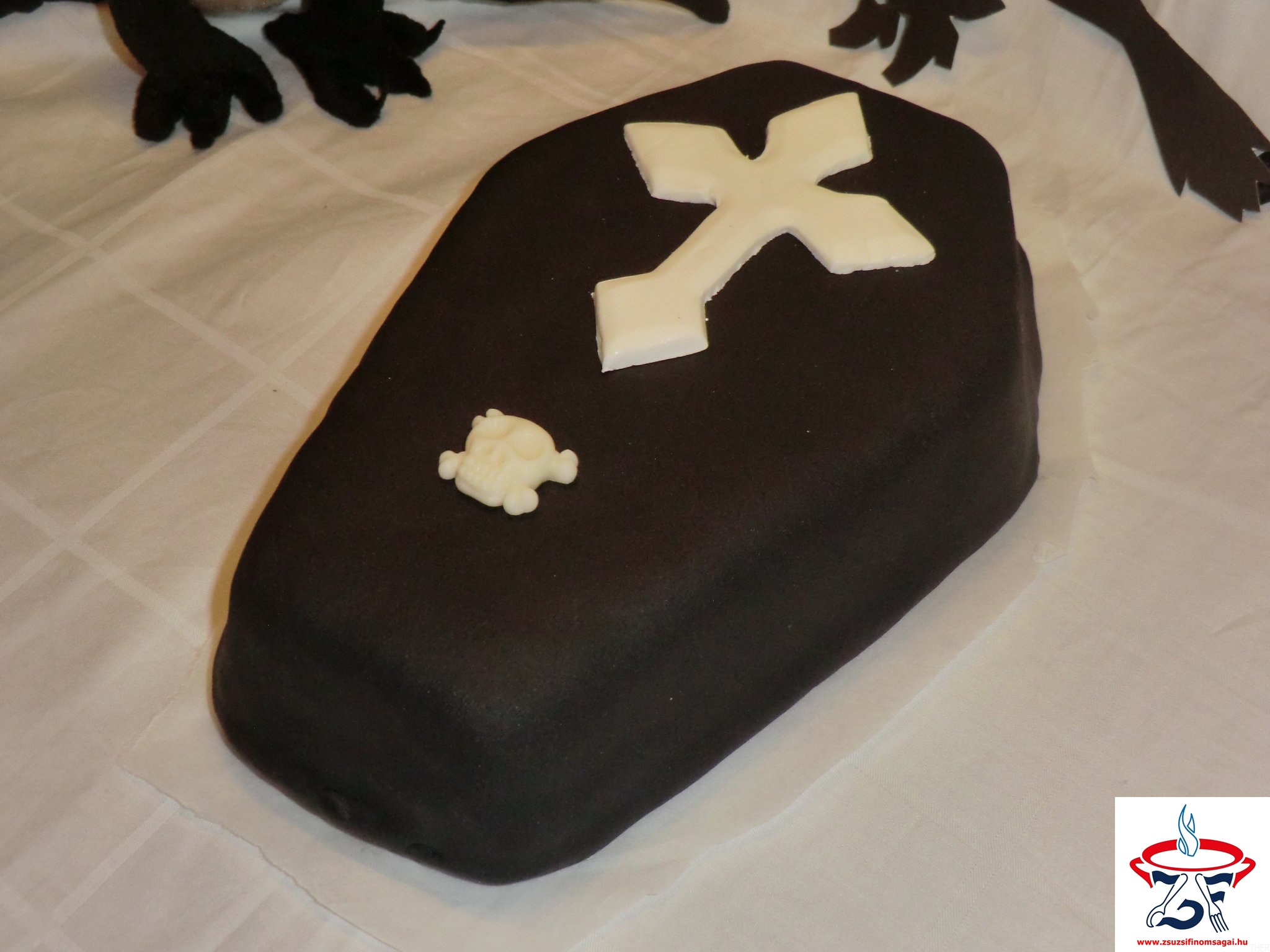 Halloween-i koporsó torta