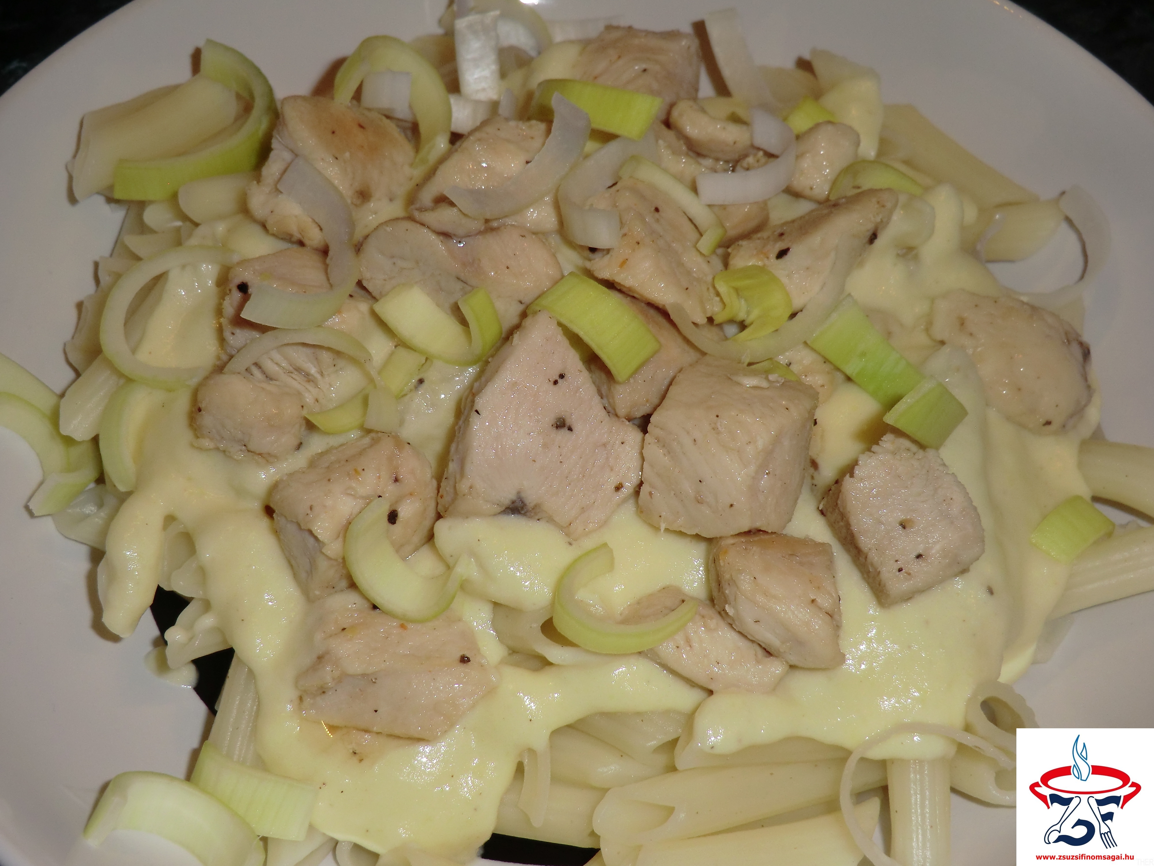 Csirkés penne póréhagymás újburgonyaszósszal