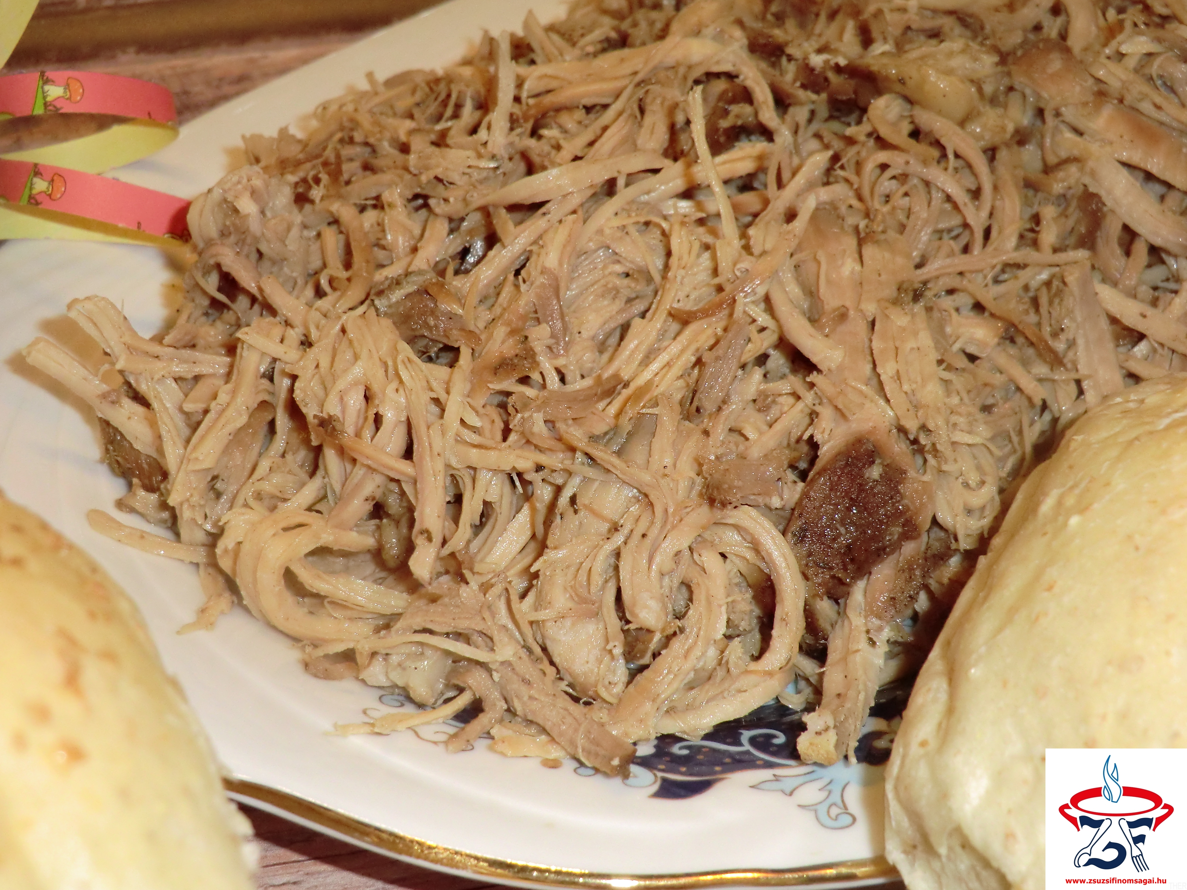 Pulled pork: nagyon omlós hús, szálaira szedve