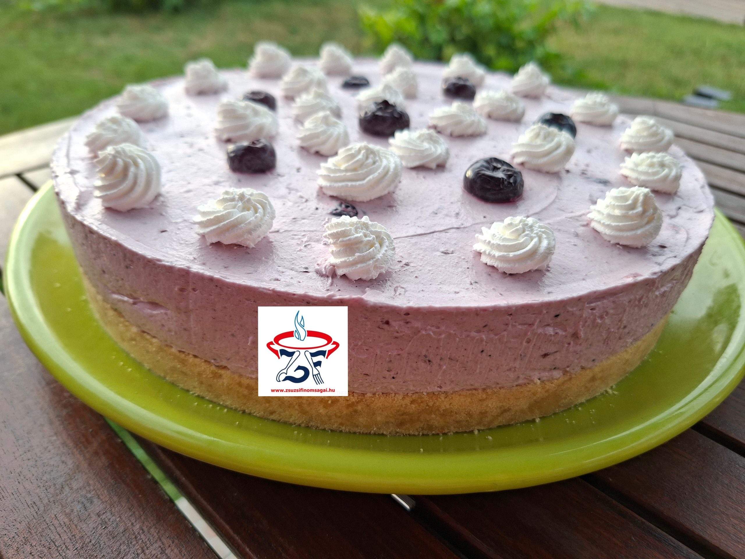 Sütés nélküli áfonyás joghurttorta (házi lekvárral)
